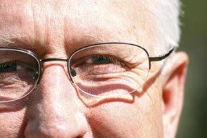 idoso-com-oculos